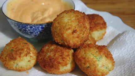 Биточки из крабового мяса, огурцов и каперсов