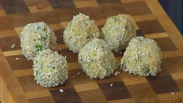 биточки из крабового мяса, огурцов и каперсов