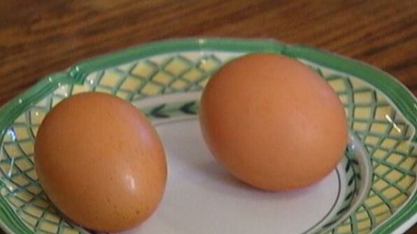 биточки из крабового мяса, огурцов и каперсов