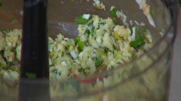 биточки из крабового мяса, огурцов и каперсов