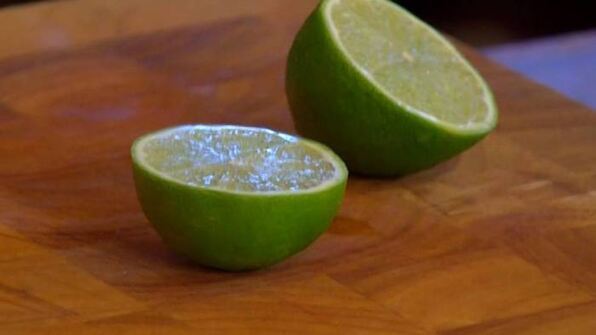 биточки из крабового мяса, огурцов и каперсов