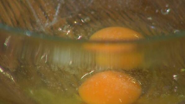 биточки из крабового мяса, огурцов и каперсов