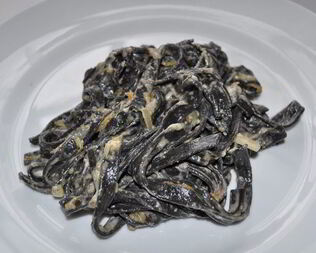 Черная итальянская лапша в грибном соусе