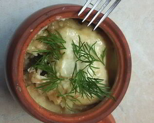 Драники, запеченные с грибами и мясом под сырным соусом