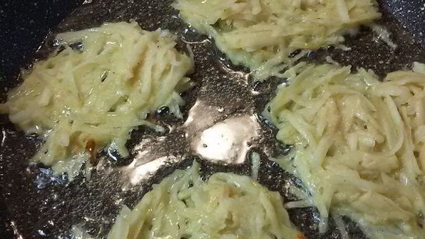 драники, запеченные с грибами и мясом под сырным соусом