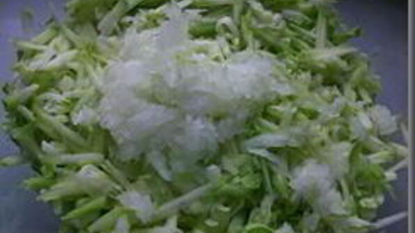 кабачковые драники с чесночным соусом