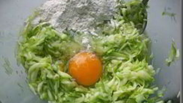 кабачковые драники с чесночным соусом