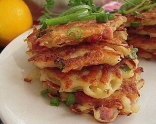 Картофельные драники с колбасой