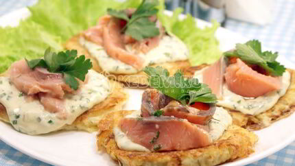 Картофельные драники с лососем