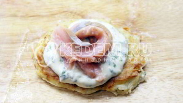 картофельные драники с лососем