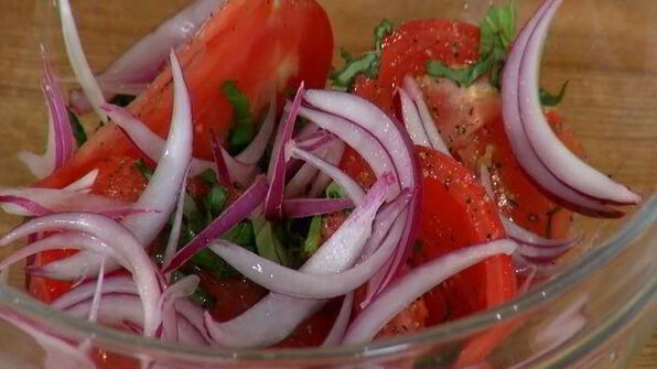 хрустящие драники с помидорами и маринованным луком