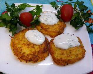 Овощные оладьи-драники со сметанно-чесночным соусом