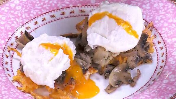 яйца с грибами на тыквенных драниках