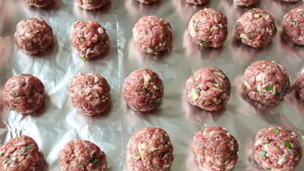 фрикадельки из баранины с маслятами в сметанно-соевом соусе