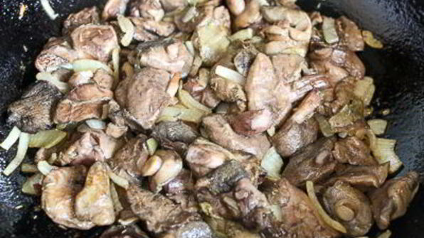 фрикадельки из баранины с маслятами в сметанно-соевом соусе