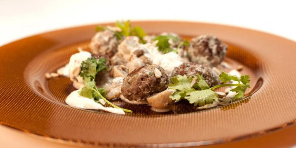Рецепт фрикаделек из баранины с шампиньонами в йогурте