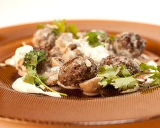 Фрикадельки из баранины с шампиньонами в йогурте