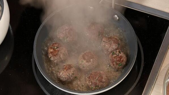 фрикадельки из баранины с шампиньонами в йогурте