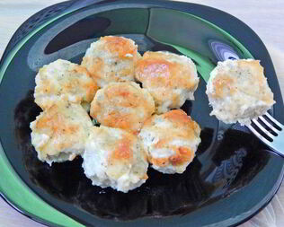 Фрикадельки из минтая в сырно-майонезном соусе