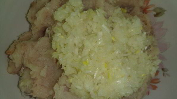 фрикадельки из минтая в сырно-майонезном соусе