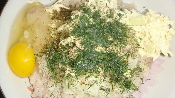 фрикадельки из минтая в сырно-майонезном соусе