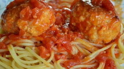 Фрикадельки куриные в ароматном томатном соусе