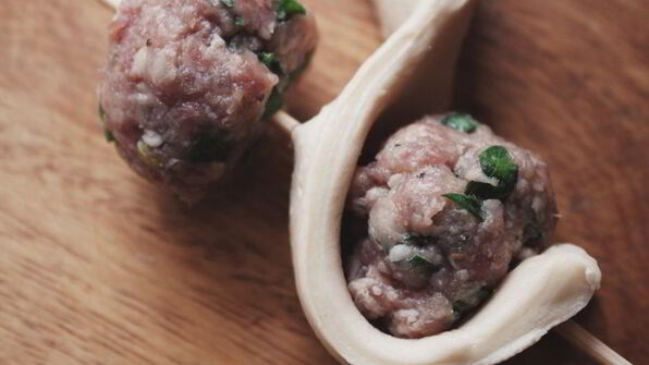 фрикадельки на шпажке с томатным соусом