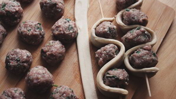 фрикадельки на шпажке с томатным соусом