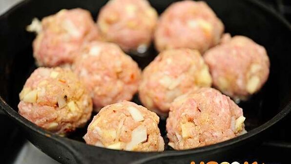фрикадельки на сковороде