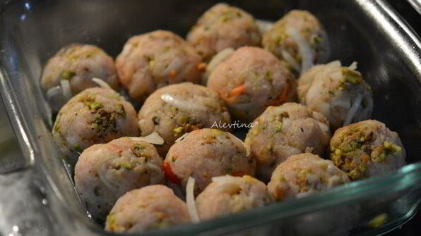 фрикадельки с фисташками из индюшатины под апельсиновым соусом