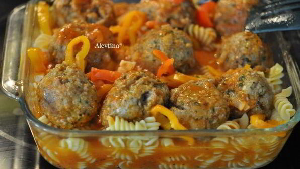 фрикадельки с пастой и соусом