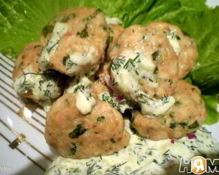 Фрикадельки с цедрой лимона и огуречным соусом