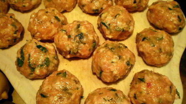 фрикадельки с цедрой лимона и огуречным соусом