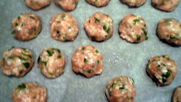 фрикадельки с цедрой лимона и огуречным соусом