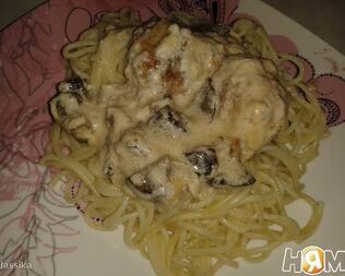 Фрикадельки тушеные с баклажанами