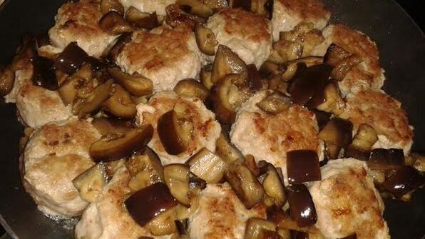 фрикадельки тушеные с баклажанами