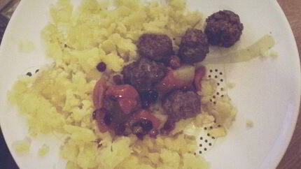 Фрикадельки в клюквенно-медовом соусе в духовке