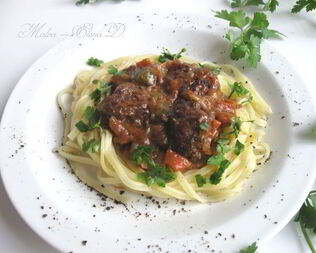 Фрикадельки в пикантном соусе с пастой