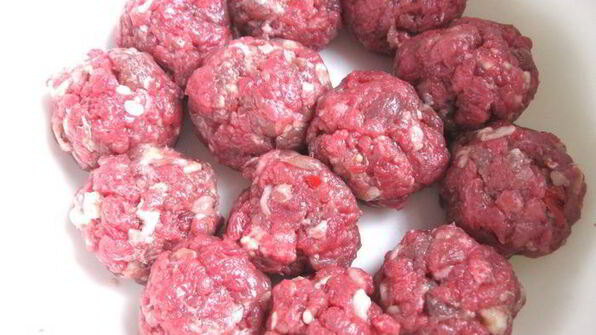 фрикадельки в пикантном соусе с пастой