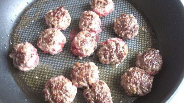 фрикадельки в пикантном соусе с пастой