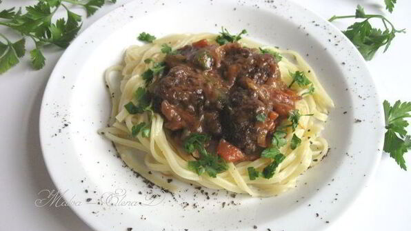 фрикадельки в пикантном соусе с пастой