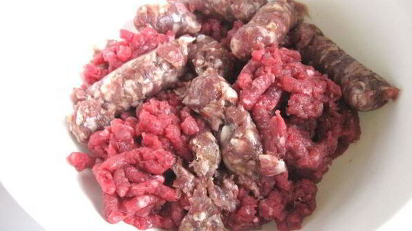 фрикадельки в пикантном соусе с пастой