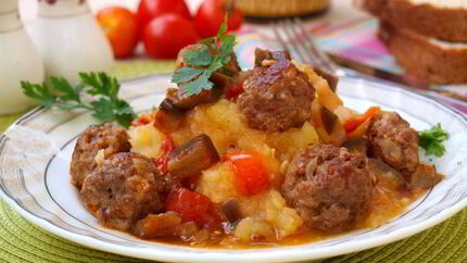 Фрикадельки в соусе из баклажанов