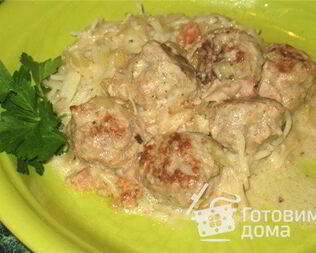 Фрикадельки в сырном соусе с беконом
