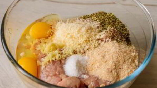 куриные фрикадельки с моцареллой