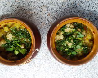 Куриные фрикадельки с овощами в горшочке