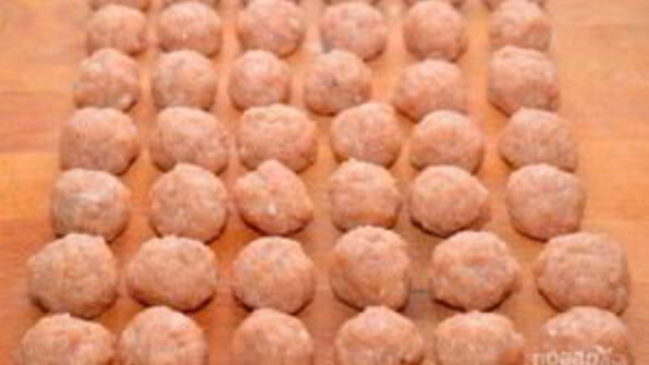 куриные фрикадельки в ароматном томатном соусе