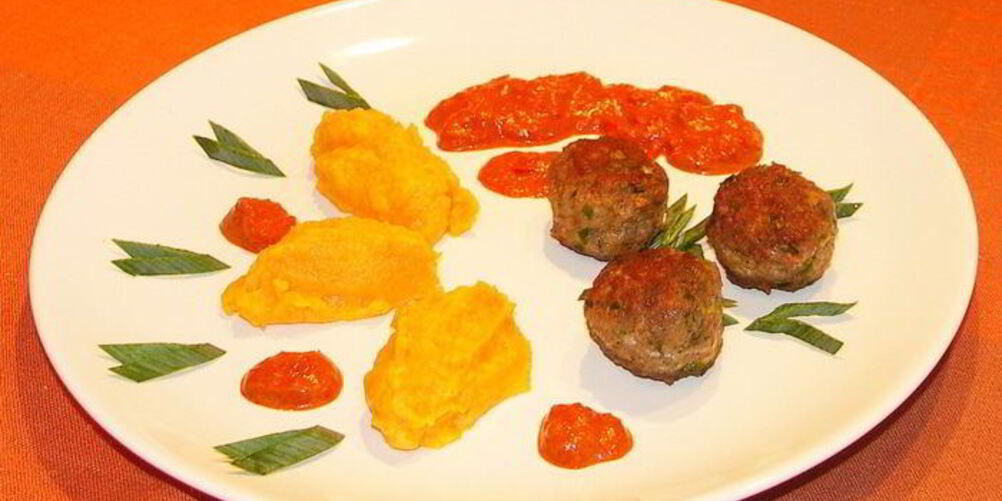 Рецепт пюре из брюквы с фрикадельками из индейки и соусом бискаенне