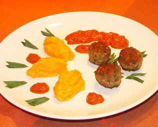 Пюре из брюквы с фрикадельками из индейки и соусом Бискаенне