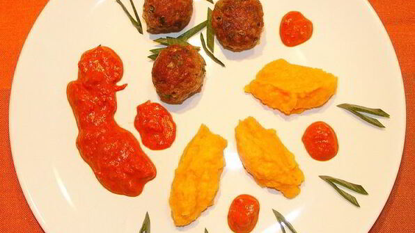 пюре из брюквы с фрикадельками из индейки и соусом бискаенне